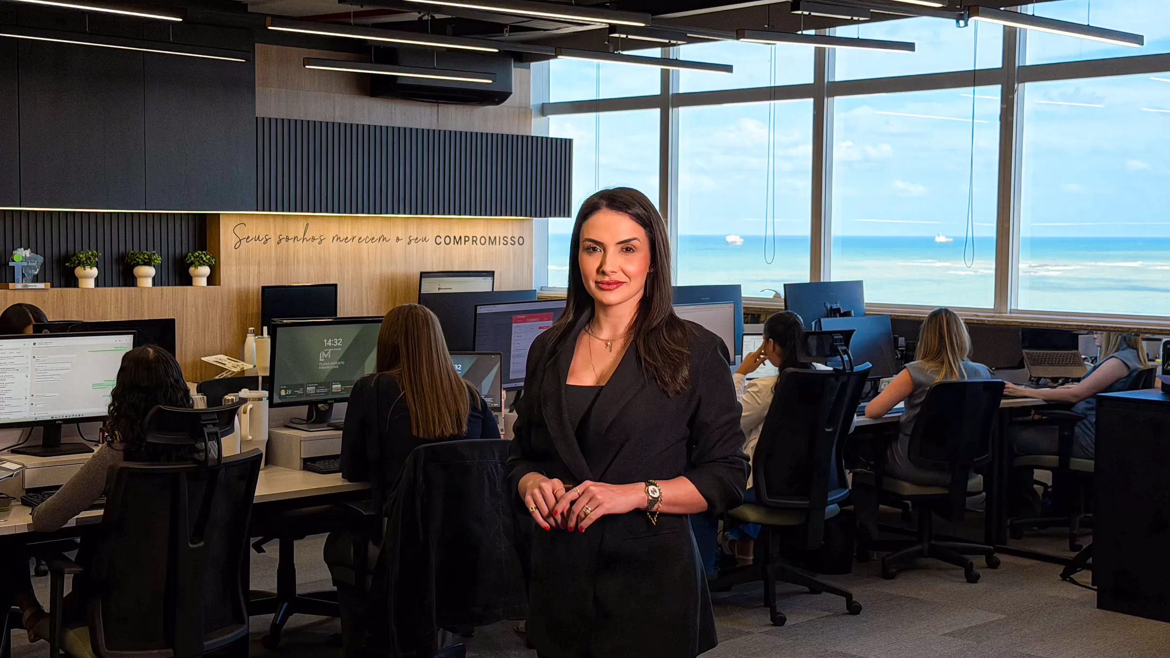 Lara Martinelle no escritório da LM Planejamento Financeiro, em Vila Velha