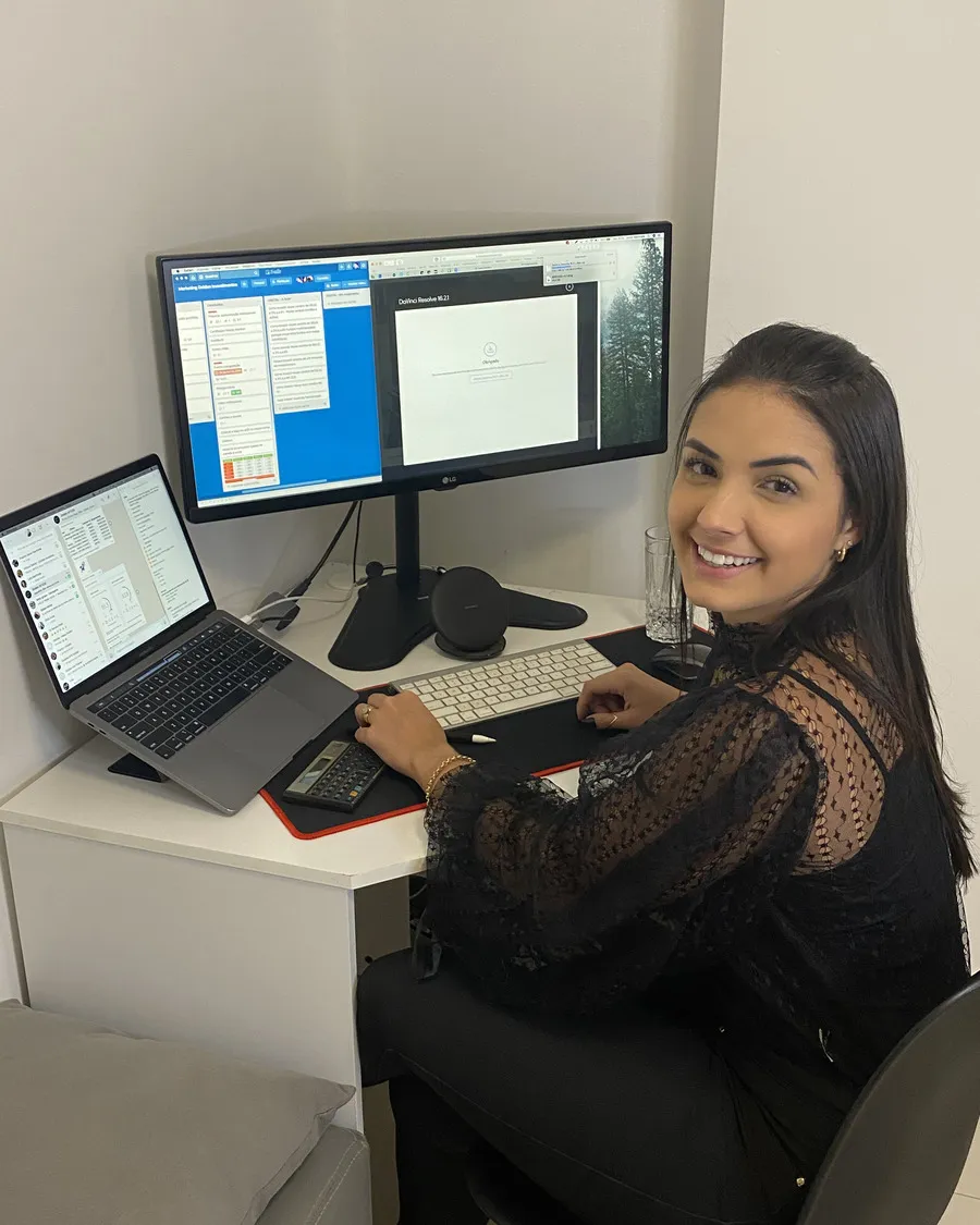 Lara Martinelle trabalhando na sala de casa, onde a LM começou